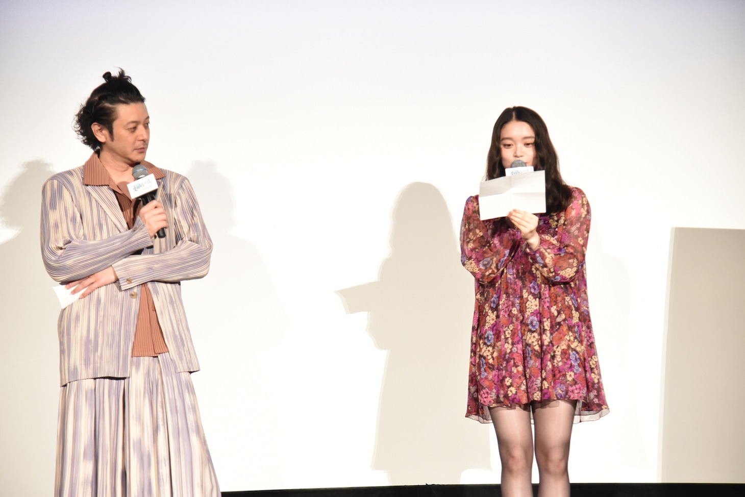 左からオダギリジョー、髙石あかり。