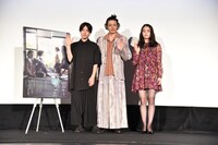 映画「夏の砂の上」ティーチインイベントより、左から玉田真也、オダギリジョー、髙石あかり。