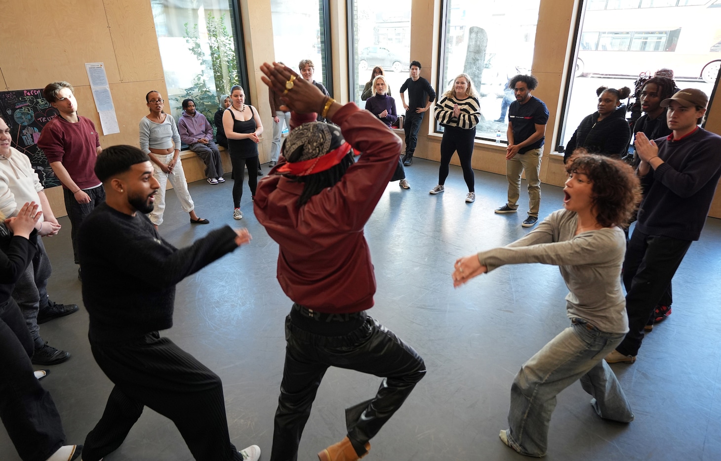 教室でウォームアップするメンバーたち ナショナル・ユース・シアター（ロンドン北部）
2025年4月
Members warming up in the classroom.
National Youth Theatre (North London), April 2025
© The Japan Art Association / The Sankei Shimbun
