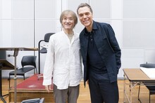 オペラ「ナターシャ」のリハーサルの様子。左から大野和士、演出のクリスティアン・レート。（撮影：堀田力丸）