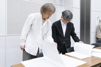 オペラ「ナターシャ」のリハーサルの様子。左から大野和士、細川俊夫。（撮影：堀田力丸）