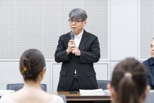 オペラ「ナターシャ」のリハーサルの様子。細川俊夫。（撮影：堀田力丸）