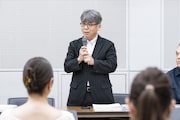 オペラ「ナターシャ」のリハーサルの様子。細川俊夫。(撮影:堀田力丸)