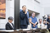 オペラ「ナターシャ」のリハーサルの様子。演出のクリスティアン・レート。（撮影：堀田力丸）