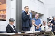 オペラ「ナターシャ」のリハーサルの様子。演出のクリスティアン・レート。(撮影:堀田力丸)