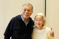 「記憶の危うさについて」第1部「だって何も思い出せない」出演者。左から小杉勇二、日色ともゑ。