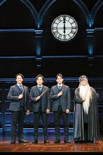 舞台「ハリー・ポッターと呪いの子」取材会の様子。左から大貫勇輔、稲垣吾郎、平岡祐太、市村正親。