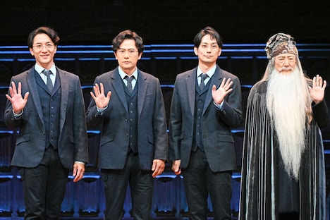 舞台「ハリー・ポッターと呪いの子」取材会の様子。左から大貫勇輔、稲垣吾郎、平岡祐太、市村正親。