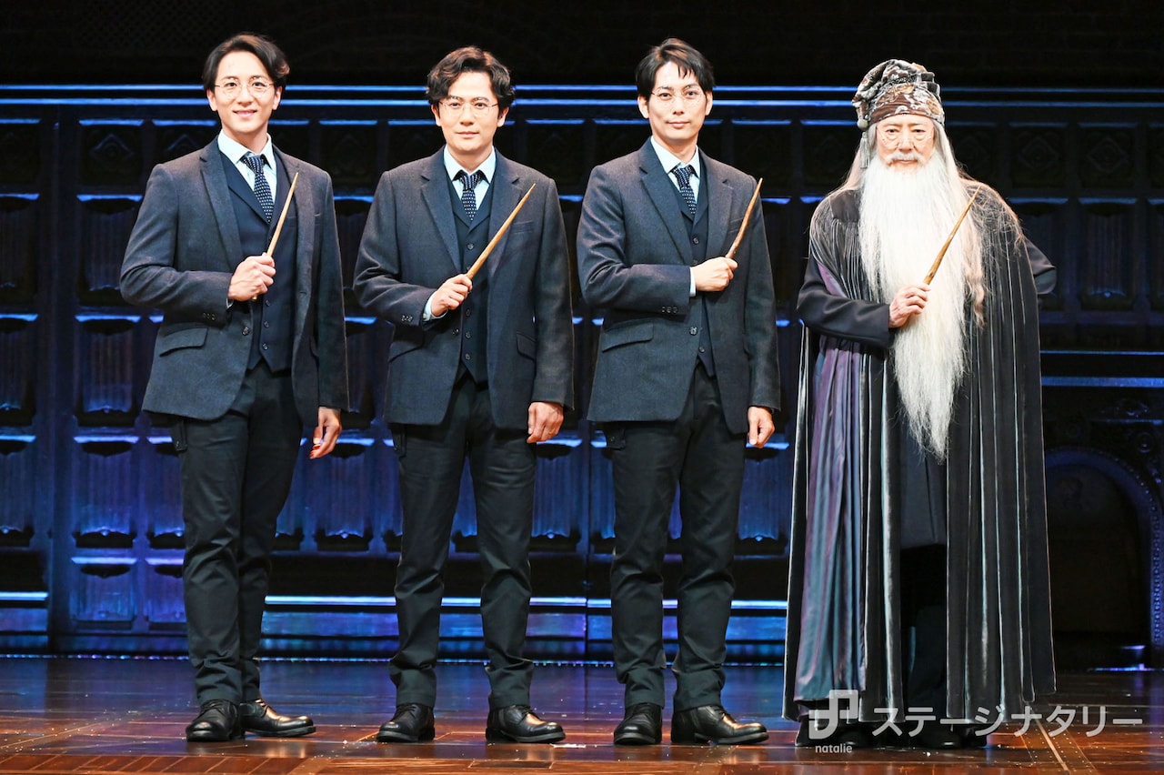 舞台「ハリー・ポッターと呪いの子」取材会より、杖を手に撮影に応じた出演者。左から大貫勇輔、稲垣吾郎、平岡祐太、市村正親。