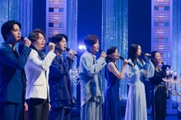 NHK総合「SONGS 井上芳雄」より、日比谷ブロードウェイ。左から甲斐翔真、佐藤隆紀、田代万里生、井上芳雄、島田歌穂、木下晴香、遥海。（写真提供：NHK）