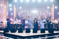 NHK総合「SONGS 井上芳雄」より、日比谷ブロードウェイ。左から甲斐翔真、佐藤隆紀、田代万里生、井上芳雄、島田歌穂、木下晴香、遥海。（写真提供：NHK）