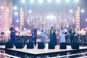 NHK総合「SONGS 井上芳雄」より、日比谷ブロードウェイ。左から甲斐翔真、佐藤隆紀、田代万里生、井上芳雄、島田歌穂、木下晴香、遥海。(写真提供:NHK)