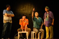 桃尻犬本公演「グロリアストラベル」より。（撮影：塚田史香）