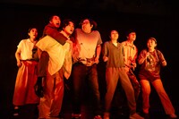 桃尻犬本公演「グロリアストラベル」より。（撮影：塚田史香）