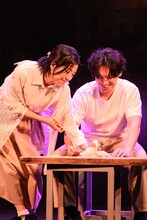 桃尻犬本公演「グロリアストラベル」より。（撮影：塚田史香）