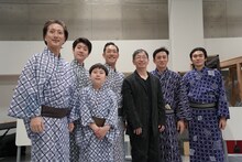 「野田版 研辰の討たれ」の取材会より。左から中村七之助、中村勘太郎、中村長三郎、中村勘九郎、野田秀樹、松本幸四郎、市川染五郎。