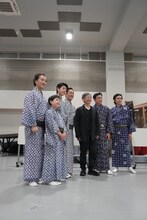 「野田版 研辰の討たれ」の取材会より。左から中村七之助、中村勘太郎、中村長三郎、中村勘九郎、野田秀樹、松本幸四郎、市川染五郎。