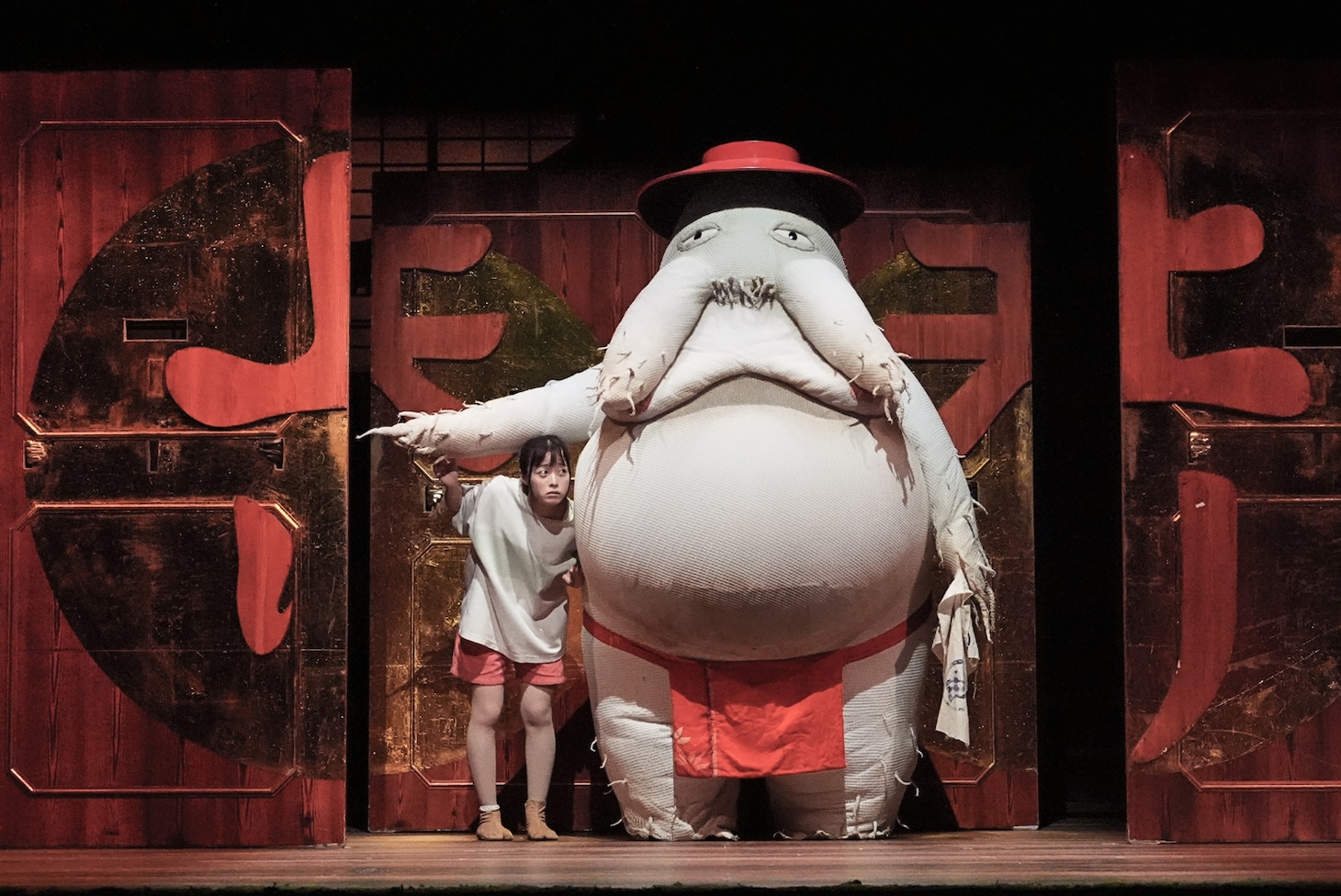 舞台「千と千尋の神隠しSpirited Away」上海公演より、橋本環奈出演回の様子。