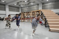 「野田版 研辰の討たれ」稽古の様子。