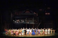 舞台「千と千尋の神隠しSpirited Away」上海公演より、橋本環奈出演回におけるカーテンコールの様子。