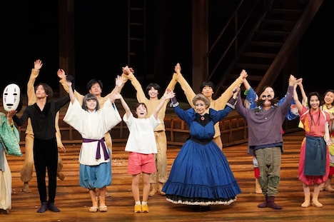 舞台「千と千尋の神隠しSpirited Away」上海公演より、橋本環奈出演回におけるカーテンコールの様子。