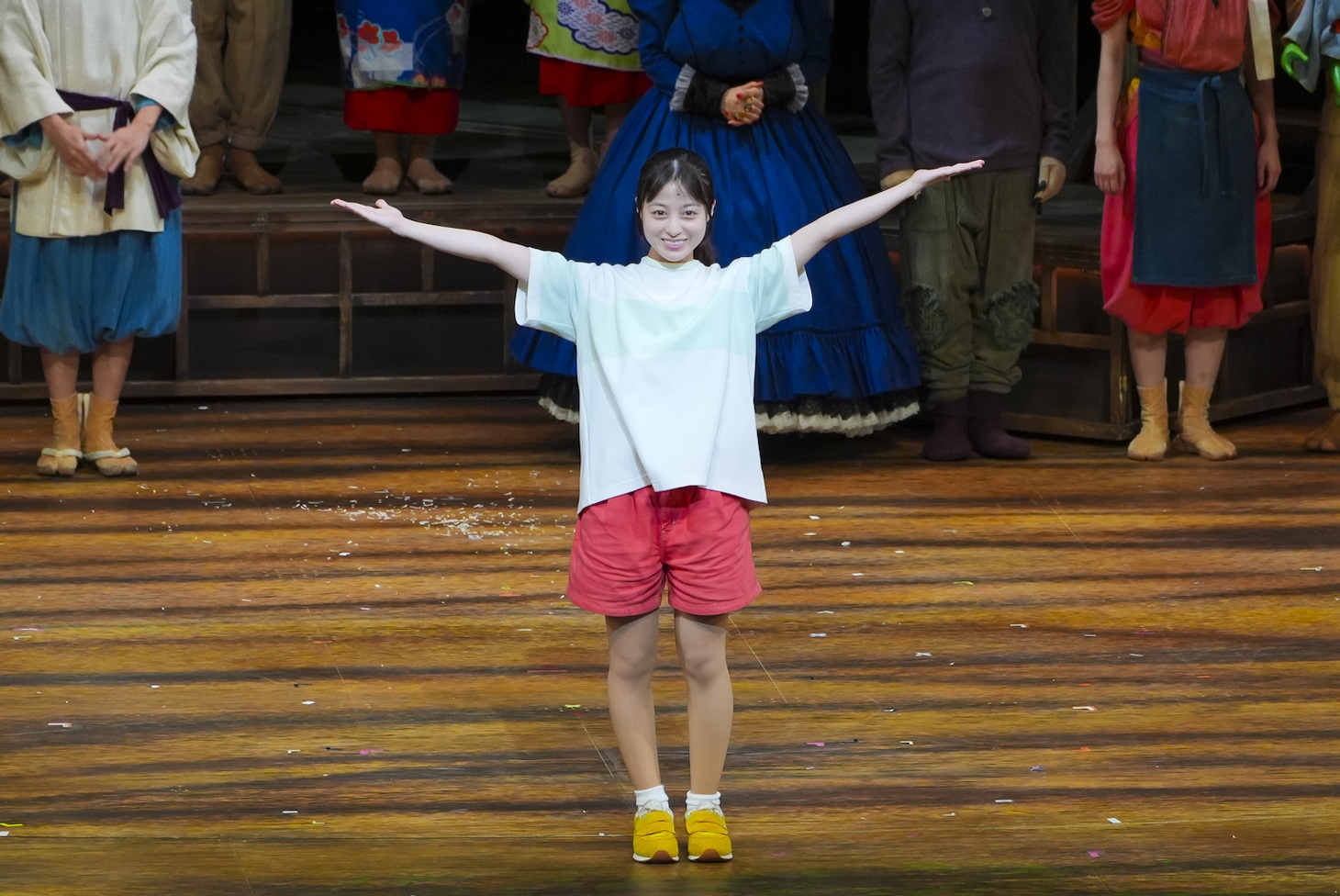 舞台「千と千尋の神隠しSpirited Away」上海公演より、橋本環奈出演回におけるカーテンコールの様子。
