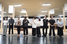 ミュージカル「ある男」稽古場披露にて質疑応答の様子。左から知念里奈、鹿賀丈史、濱田めぐみ、浦井健治、小池徹平、ソニン、上原理生、上川一哉、瀬戸山美咲。