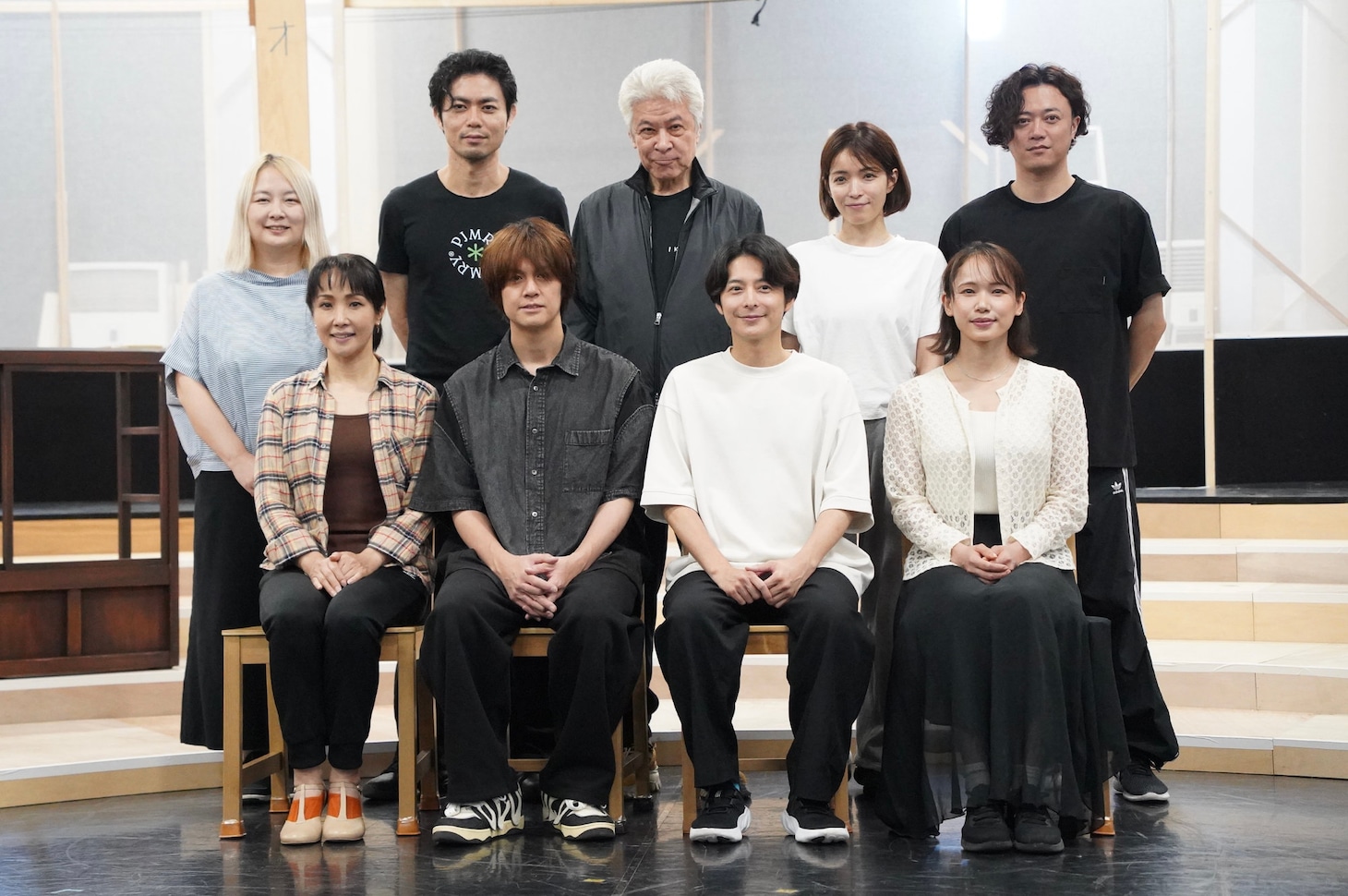 ミュージカル「ある男」稽古場披露より。前列左から濱田めぐみ、浦井健治、小池徹平、ソニン、後列左から瀬戸山美咲、上原理生、鹿賀丈史、知念里奈、上川一哉。