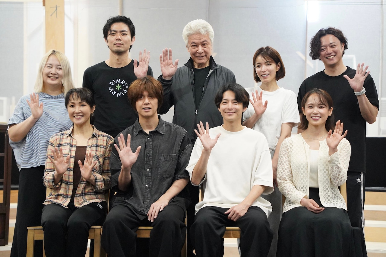 ミュージカル「ある男」稽古場披露より。前列左から濱田めぐみ、浦井健治、小池徹平、ソニン、後列左から瀬戸山美咲、上原理生、鹿賀丈史、知念里奈、上川一哉。
