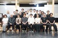 ミュージカル「ある男」稽古場披露に参加したカンパニーの面々。