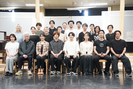 ミュージカル「ある男」稽古場披露に参加したカンパニーの面々。