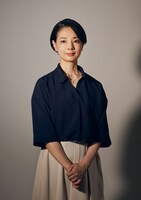 ワタナベエンターテインメント Diverse Theater 第2弾「Too young」より、朝海ひかるのビジュアル。