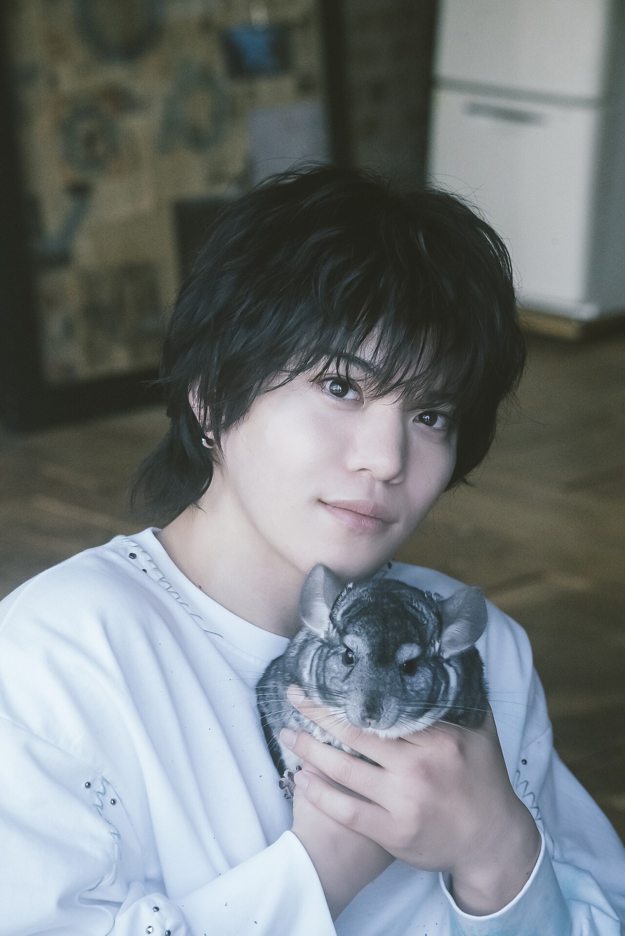 佐藤祐吾が初の写真集で“チンチラまみれ”に「夢がひとつ、叶いました」