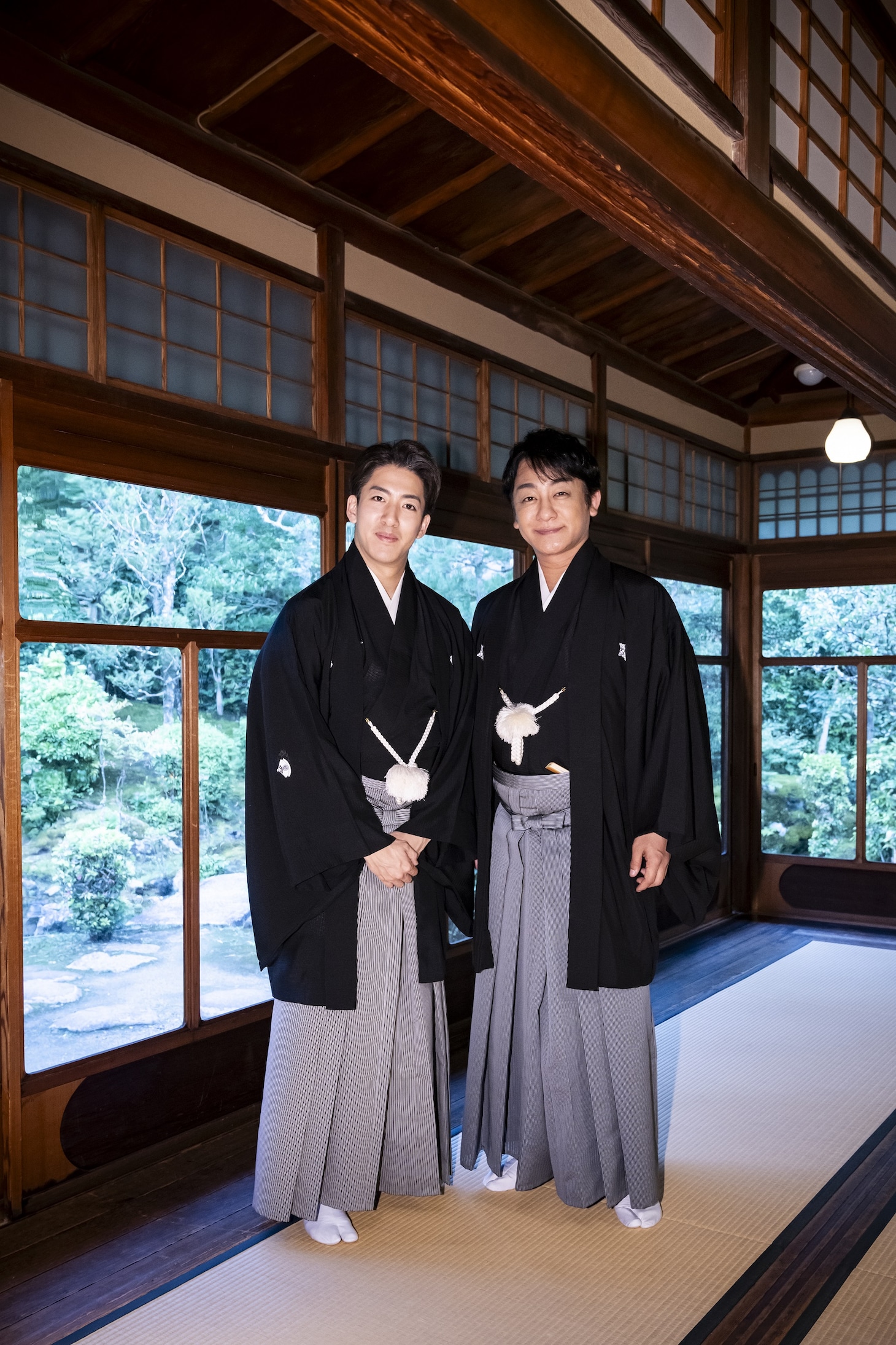左から尾上右近、片岡愛之助。