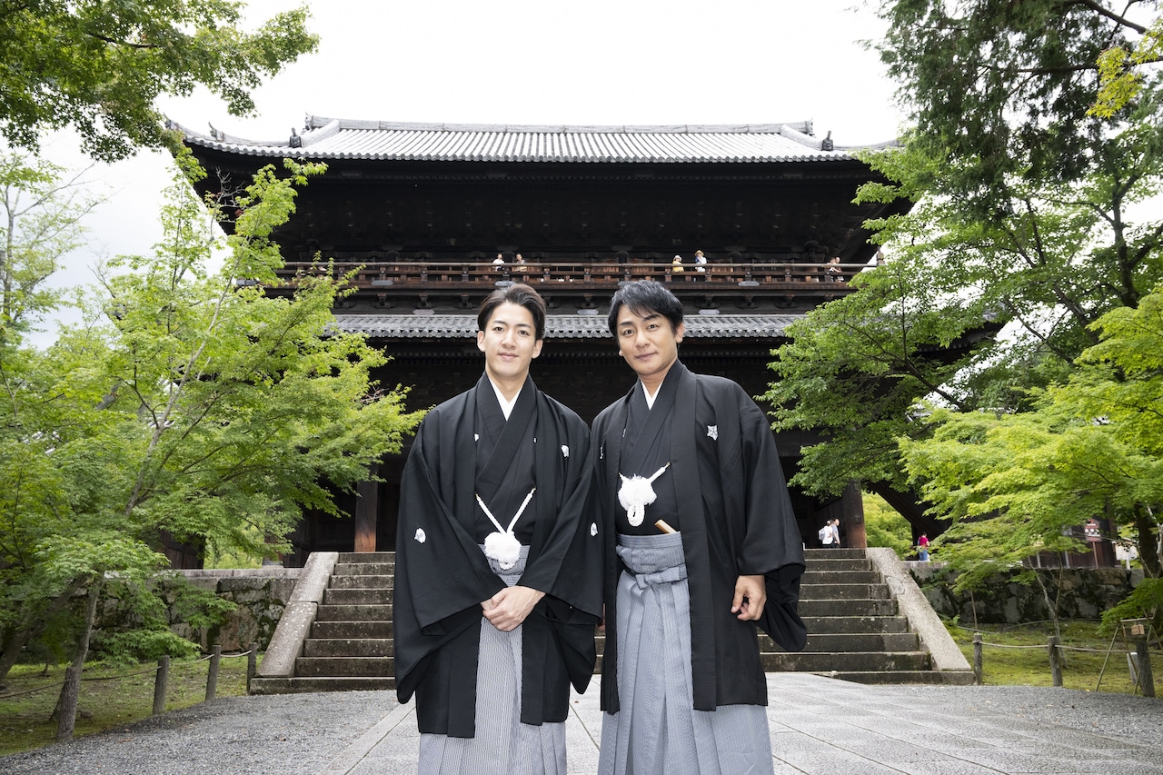 左から尾上右近、片岡愛之助。背景は、作中にも登場する京都・南禅寺の三門。