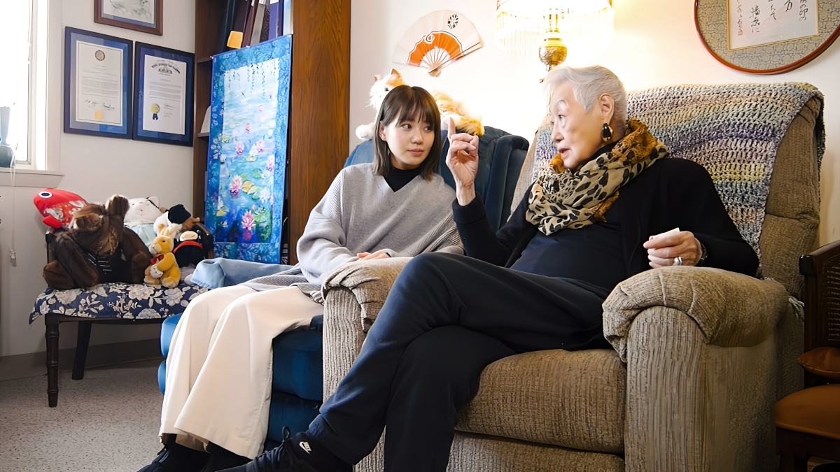 左から奈緒、桂子・ハーン氏。©TBS