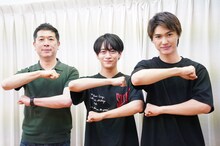 左から木村弥寿彦、藤井直樹、岡﨑彪太郎。両腕の形は江戸川実業の「江」を表すオリジナルポーズ。