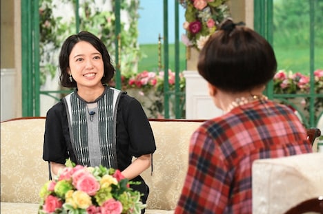 「徹子の部屋」より。左から上白石萌音、黒柳徹子。©テレビ朝日