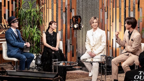 「The Covers サマースペシャル 第1夜～アクターズ・ナイト！～」より。左からリリー・フランキー、上白石萌歌、堂本光一、井上芳雄。（写真提供：NHK）