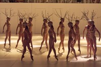 「『PLAY』アレクサンダー・エクマン / パリ・オペラ座」より。（Photo by Fukuko Iiyama）