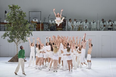 「『PLAY』アレクサンダー・エクマン / パリ・オペラ座」より。（Photo by Fukuko Iiyama）