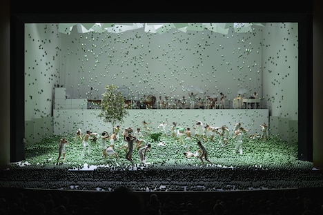 「『PLAY』アレクサンダー・エクマン / パリ・オペラ座」より。（Photo by Fukuko Iiyama）