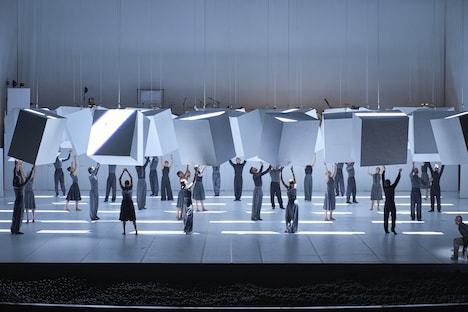 「『PLAY』アレクサンダー・エクマン / パリ・オペラ座」より。（Photo by Fukuko Iiyama）