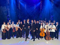 ミュージカル「レ・ミゼラブル」楽曲を披露したキャストとオーケストラ。