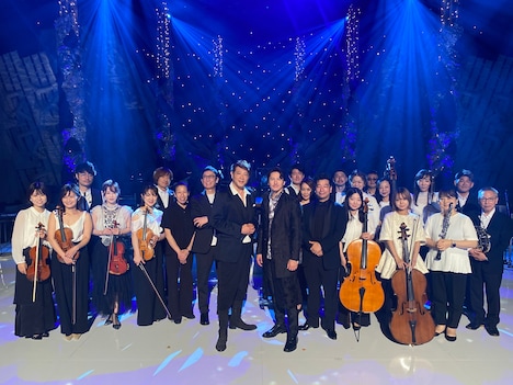 ミュージカル「レ・ミゼラブル」楽曲を披露したキャストとオーケストラ。