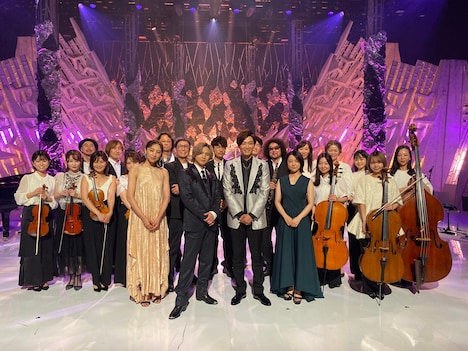 ミュージカル「ナイツ・テイル -騎士物語-」楽曲を披露したキャストとオーケストラ。