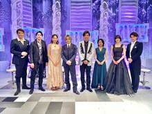 「MUSIC FAIR」収録時の集合写真。左から別所哲也、伊礼彼方、音月桂、堂本光一、井上芳雄、上白石萌音、上野樹里、三浦宏規。