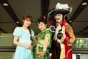 左からウェンディ役の山口乃々華、ピーター・パン役の山﨑玲奈、フック船長役の石井一孝。（撮影：宮川舞子）