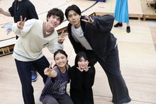 ミュージカル「四月は君の嘘」の稽古より。上段左から東島京、吉原雅斗、山本咲希、宮本佳林。