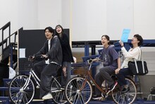 ミュージカル「四月は君の嘘」の稽古より。左から吉原雅斗、宮本佳林、山本咲希、東島京。